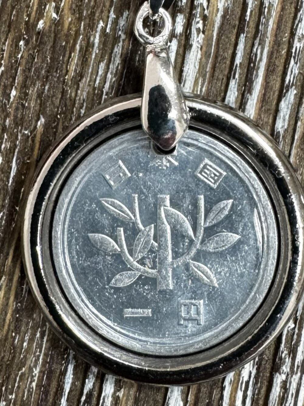 1991 Japanese 1 Yen Coin Pendant - Handcrafted Vintage Coin Resin Necklace - Picture 3 of 4